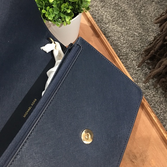 Michael Kors Daniela Large Gusset Crossbody - Picture 3 of 9